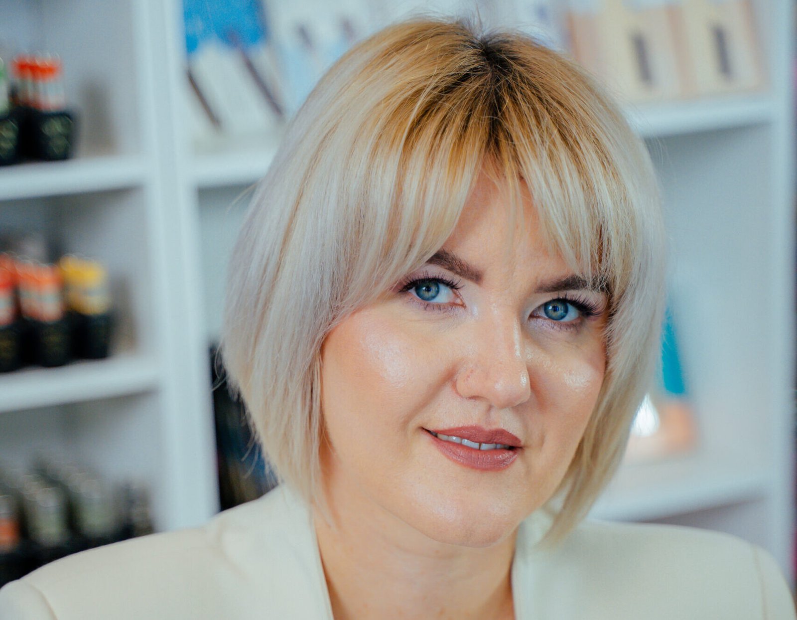 Kobieta siedzi przy komputerze w sklepie z akcesrosiamii i produktami do paznokci